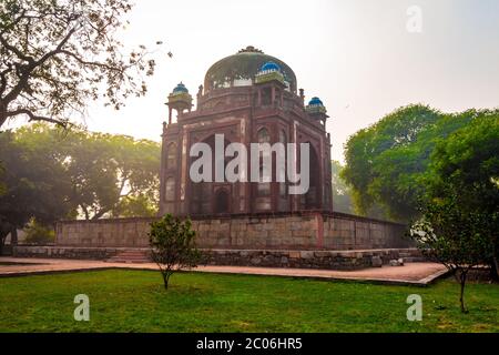 Tomba di Humayun a Nuova Delhi, India. - viste maestose del primo giardino-tomba sul subcontinente indiano. La Tomba è un ottimo esempio di persiano. Foto Stock