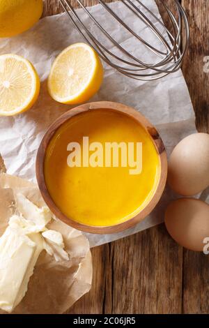 Salsa di hollandaise preparata al momento con ingredienti da vicino sul tavolo. Vista dall'alto verticale Foto Stock