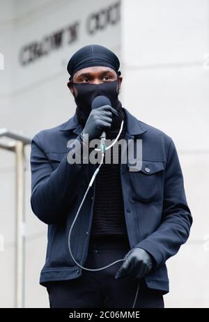 Newport, Galles, Regno Unito. 11 Giugno 2020. L'organizzatore parla al Newport Black Lives Matter March. Centinaia di persone si sono unite alla protesta dopo la morte di George Floyd, un uomo afro-americano di 46 anni, morto durante un arresto da parte della polizia di Minneapolis per aver presumibilmente utilizzato una legge contraffatta. La sua morte ha scatenato enormi proteste in tutto il mondo contro la discriminazione razziale. Credit: Tracey Paddison/Alamy Live News Foto Stock