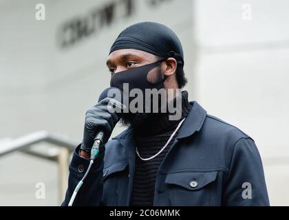 L'organizzatore parla al Newport Black Lives Matter March. L'organizzatore parla al Newport Black Lives Matter March. Centinaia di persone si sono unite alla protesta dopo la morte di George Floyd, un uomo afro-americano di 46 anni, morto durante un arresto da parte della polizia di Minneapolis per aver presumibilmente utilizzato una legge contraffatta. La sua morte ha scatenato enormi proteste in tutto il mondo contro la discriminazione razziale. Credit: Tracey Paddison/Alamy Live News Foto Stock