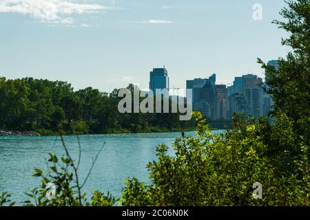 Vista dello skyline di calgary dal Bow Riverbanks, Alberta, Canada Foto Stock