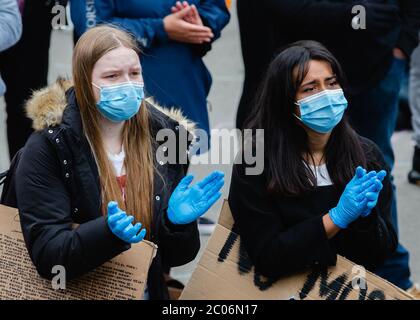Newport, Galles, Regno Unito. 11 Giugno 2020. Centinaia di persone si sono unite alla protesta dopo la morte di George Floyd, un uomo afro-americano di 46 anni, morto durante un arresto da parte della polizia di Minneapolis per aver presumibilmente utilizzato una legge contraffatta. La sua morte ha scatenato enormi proteste in tutto il mondo contro la discriminazione razziale. Credit: Tracey Paddison/Alamy Live News Foto Stock