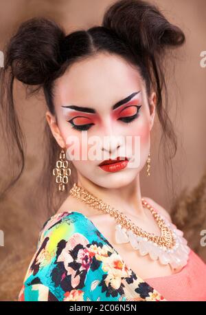 Ritratto stilizzato di una geisha giapponese con luminosi compongono Foto Stock