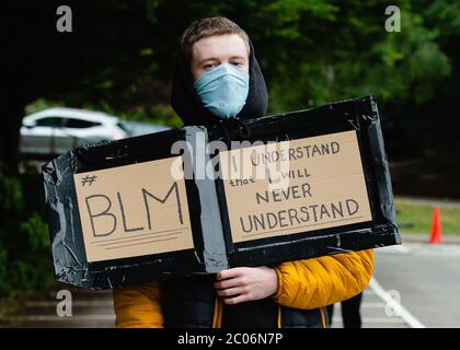 Newport, Galles, Regno Unito. 11 Giugno 2020. Centinaia di persone si sono unite alla protesta dopo la morte di George Floyd, un uomo afro-americano di 46 anni, morto durante un arresto da parte della polizia di Minneapolis per aver presumibilmente utilizzato una legge contraffatta. La sua morte ha scatenato enormi proteste in tutto il mondo contro la discriminazione razziale. Credit: Tracey Paddison/Alamy Live News Foto Stock