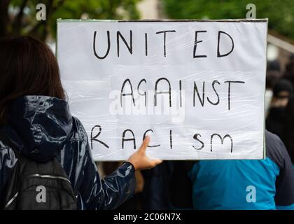 Newport, Galles, Regno Unito. 11 Giugno 2020. Un protester tiene un banner alla black Lives Matter march a Newport oggi. Centinaia di persone si sono unite alla protesta dopo la morte di George Floyd, un uomo afro-americano di 46 anni, morto durante un arresto da parte della polizia di Minneapolis per aver presumibilmente utilizzato una legge contraffatta. La sua morte ha scatenato enormi proteste in tutto il mondo contro la discriminazione razziale. Credit: Tracey Paddison/Alamy Live News Foto Stock