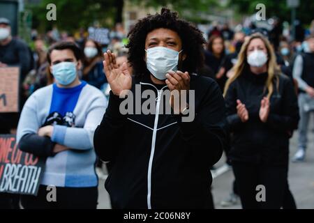 Newport, Galles, Regno Unito. 11 Giugno 2020. Centinaia di persone si sono unite alla protesta dopo la morte di George Floyd, un uomo afro-americano di 46 anni, morto durante un arresto da parte della polizia di Minneapolis per aver presumibilmente utilizzato una legge contraffatta. La sua morte ha scatenato enormi proteste in tutto il mondo contro la discriminazione razziale. Credit: Tracey Paddison/Alamy Live News Foto Stock