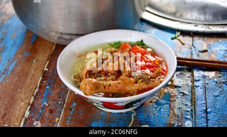 i venditori di pasta di pollo di strada preparano i menu del cibo sul carrello. Immagine a fuoco non, rumore e messa a fuoco selettiva sfocata Foto Stock