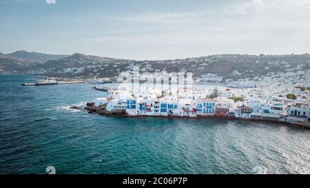 Mykonos Grecia, bellissima vista su Mykonos dal cielo con il drone al villaggio imbiancato Foto Stock