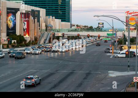 Las Vegas, Nevada / USA - 27 febbraio 2019: Traffico pomeridiano all'incrocio tra Tropicana Ave e S.Las Vegas Blvd sulla Strip di Las Vegas. Foto Stock