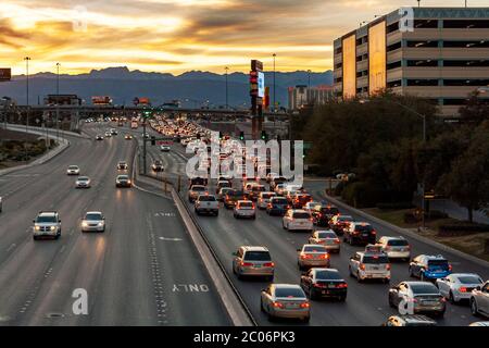 Las Vegas, Nevada / USA - 27 febbraio 2019: Traffico pesante nel tardo pomeriggio su Tropicana Ave. Direzione ovest, la Strip di Las Vegas. Foto Stock