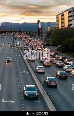 Las Vegas, Nevada / USA - 27 febbraio 2019: Traffico pomeridiano su Tropicana Ave. Ovest della Strip di Las Vegas. Foto Stock