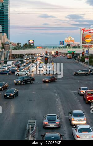 Las Vegas, Nevada / USA - 27 febbraio 2019: Vista verso est del traffico su Tropicana Ave. All'incrocio tra Tropicana Ave e S.Las Vegas Blvd in Foto Stock