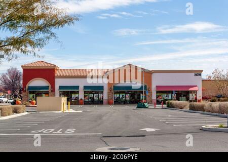 Apple Valley, CA / USA - 9 marzo 2019: Moderno edificio al dettaglio non occupato e vuoto nella città del deserto di Mojave, Apple Valley, California. Foto Stock