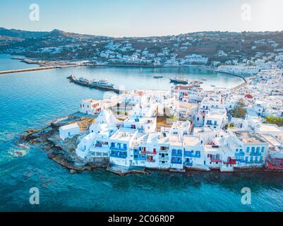 Mykonos Grecia, bellissima vista su Mykonos dal cielo con il drone al villaggio imbiancato Foto Stock