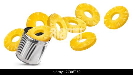 Anelli di ananas in scatola isolati su sfondo bianco Foto Stock