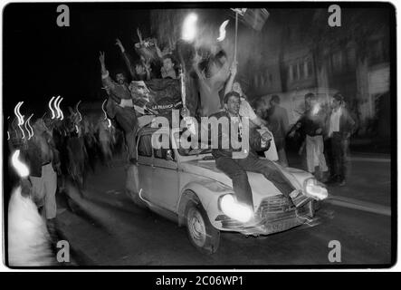 I sostenitori del presidente Francois Mitterrand celebrano la sua prima vittoria nella Campagna elettorale presidenziale, Parigi, Francia, 1988. Visto qui festeggiando nel quartiere di Place de la Republic nel centro di Parigi Foto Stock