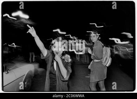 I sostenitori del presidente Francois Mitterrand celebrano la sua prima vittoria nella Campagna elettorale presidenziale, Parigi, Francia, 1988. Visto qui festeggiando nel quartiere di Place de la Republic nel centro di Parigi Foto Stock