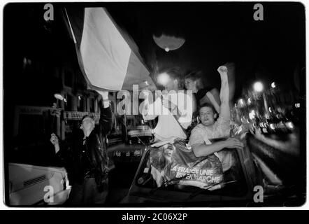 I sostenitori del presidente Francois Mitterrand celebrano la sua prima vittoria nella Campagna elettorale presidenziale, Parigi, Francia, 1988. Visto qui festeggiando nel quartiere di Place de la Republic nel centro di Parigi Foto Stock