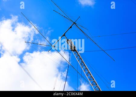 Antenna radio HAM contro cielo nuvoloso. Foto Stock