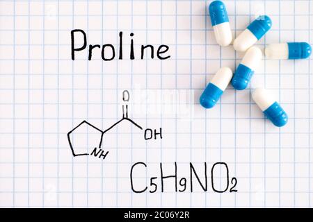 Formula chimica di Proline con alcune pillole. Primo piano. Foto Stock