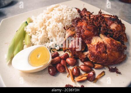 Pollo speziato malese con uovo e piatto di arachidi Foto Stock