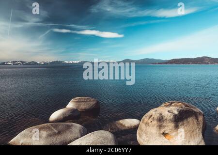 Scatto grandangolare del lago Tahoe con montagne innevate sullo sfondo Foto Stock