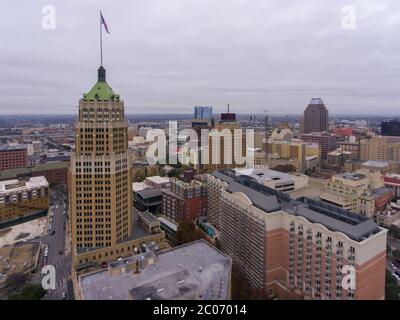 Vista aerea dello skyline del centro di San Antonio, tra cui Tower Life Building, San Antonio, Texas, Texas, USA. Foto Stock