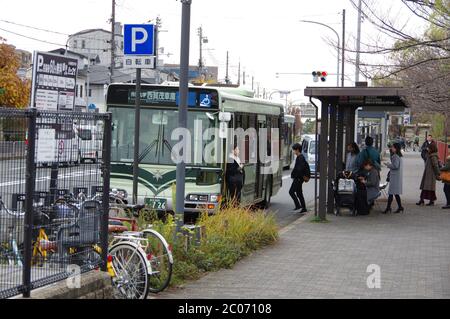 Kyoto, Giappone - 7 dicembre 2018: Stazione degli autobus a Kyoto vicino al fiume Kamo Foto Stock