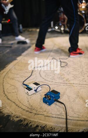 Due pedali per chitarra sul palco. Foto Stock