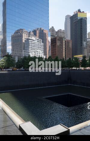 WTC Memorial Plaza con fontana, National September 11 Memorial, Manhattan, New York, Stati Uniti d'America Foto Stock