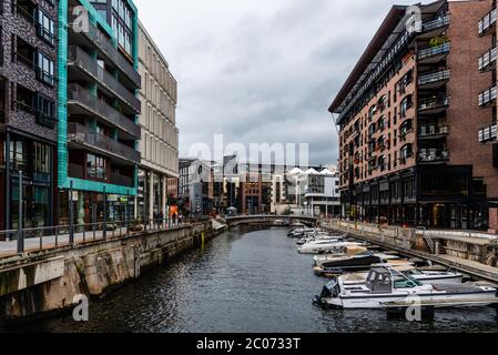 Oslo, Norvegia - 11 agosto 2019: Canale con barche nel quartiere di Tjuvholmen, un nuovo rinnovamento urbano moderno con alloggi di lusso nel centro di Oslo Foto Stock