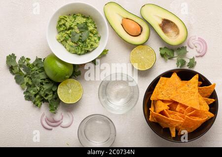 Guacamole, patatine di mais e birra, leggero spuntino messicano o cena,, vista dall'alto Foto Stock