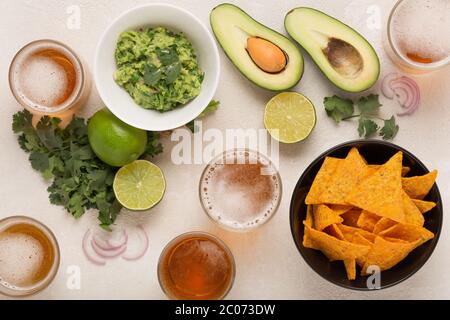 Guacamole, patatine di mais e birra, leggero spuntino messicano o cena,, vista dall'alto Foto Stock