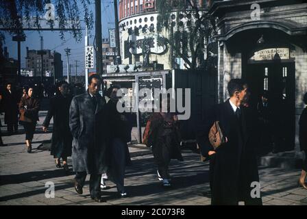 [ Giappone degli anni '50 - scatola di polizia di Sukiyabashi ] - i pedoni passano dal contenitore di polizia di Sukiyabashi (数寄屋橋交番) a Yuraku-cho (有楽町), Chiyoda-ku, Tokyo, ca. 1953 (Showa 28). Il teatro Nihon Gekijo (日本劇場) è visibile sul retro. slide film d'epoca del xx secolo. Foto Stock