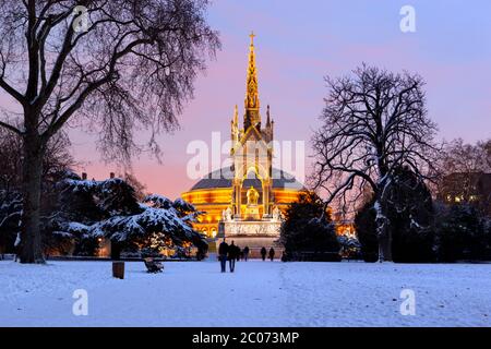 Royal Albert Hall e Albert Memorial nella neve di Kensington Gardens, Londra, Inghilterra, Regno Unito Foto Stock