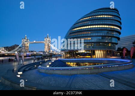 Il municipio e il Tower Bridge di Londra, Inghilterra, Regno Unito Foto Stock