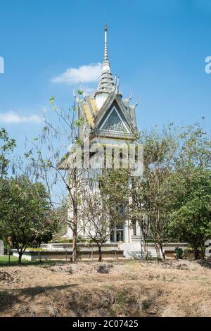 Uno stupa commemorativo pieno di teschi delle vittime ai campi di uccisione, Choeung Ek, Sezione Dangkao, Phnom Penh, Cambogia Foto Stock