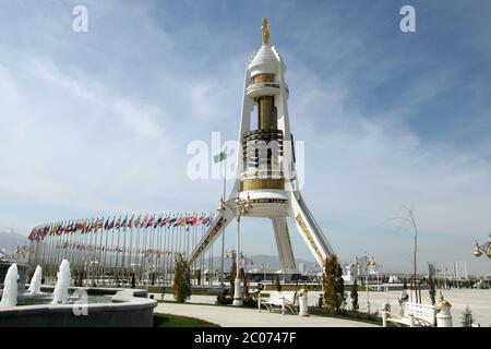 Monumento di neutralità Arco. Ashkhabad. Turkmenistan. Foto Stock