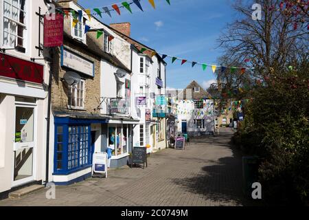 Negozi lungo Middle Row, Chipping Norton, Cotswolds, Oxfordshire, Inghilterra, Regno Unito Foto Stock