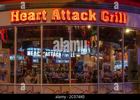 Persone che mangiano all'interno del Heart Attack Grill su Fremont Street a Las Vegas Foto Stock