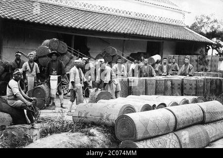 [ anni '20 Giappone - imballaggio della paglia Matring ] - lavoratori che imballano la stufatura fatta di paglia di riso in 1923 (Taisho 12). L'ammaccatura come questa era in richiesta alta dopo il terremoto del Grande Kanto (Kanto Daishinsai) il 1 settembre dello stesso anno. 20 ° secolo vintage vetro negativo. Foto Stock