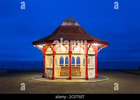 Lit-up Edwardian riparo fronte mare al crepuscolo, Bexhill-on-Sea, Sussex Est, Inghilterra, Regno Unito Foto Stock