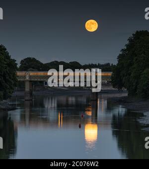 Supermoon che sorge sul Tamigi a Kew Foto Stock