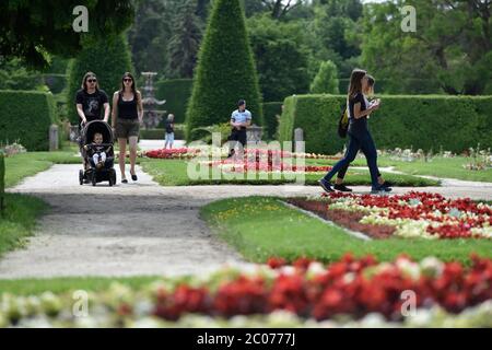 Lednice, Repubblica Ceca. 11 Giugno 2020. Il parco Chateau durante la vetta V4 al castello di Lednice a Lednice, Repubblica Ceca, 11 giugno 2020. La riunione dei primi ministri ceco, ungherese, polacco e slovacco (V4), organizzata dal PM ceco Andrej Babis, per coordinare la posizione del gruppo V4 prima della riunione del Consiglio europeo. Credit: Vaclav Salek/CTK Photo/Alamy Live News Foto Stock