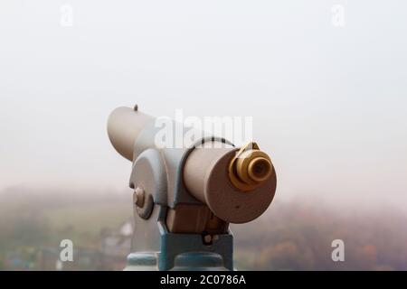 Vecchio telescopio punto di vista in una giornata di nebbia Foto Stock