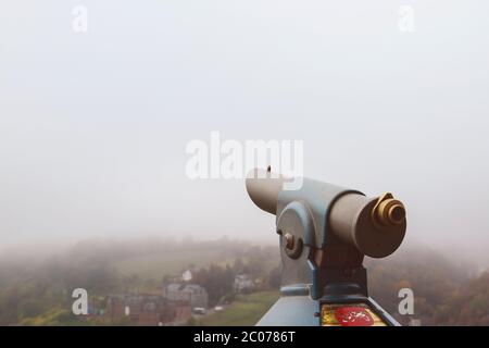 Vecchio telescopio punto di vista in una giornata di nebbia Foto Stock