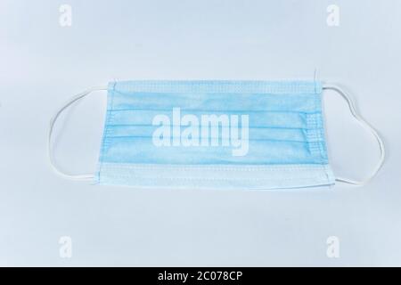 Una maschera chirurgica, nota anche come maschera facciale, è destinata ad essere indossata da operatori sanitari durante le procedure sanitarie. Foto Stock