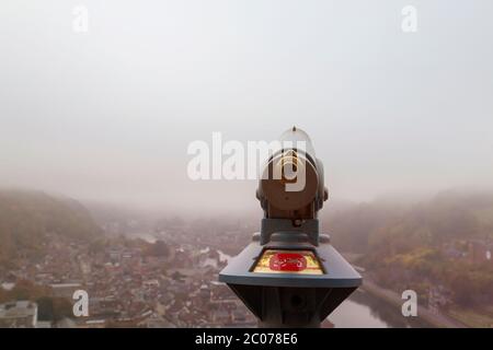 Vecchio telescopio punto di vista in una giornata di nebbia Foto Stock