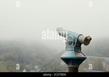 Vecchio telescopio punto di vista in una giornata di nebbia Foto Stock