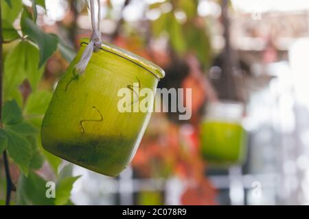 Vaso di vetro verde riciclato come lampada da giardino decorativa Foto Stock